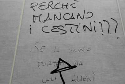 Pensieri, citazioni e annunci: i muri dei bagni pubblici come Facebook