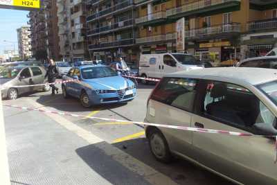 Bari, donna scivola mentre lava i vetri: muore cadendo dal quinto piano 