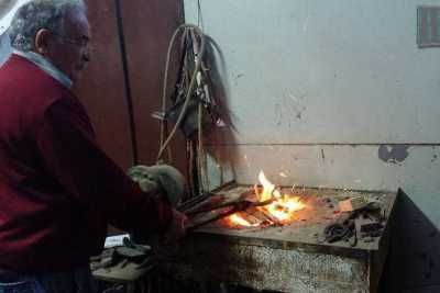 Bari, l'antico mestiere del maniscalco: �Forgiamo i ferri dei cavalli da generazioni�