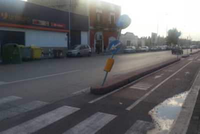 Corso Mazzini: disastro ciclopista. Strada ristretta, auto contro i segnali