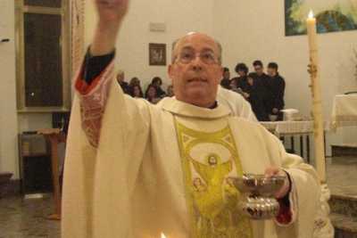Don Mario, l'esorcista pi� famoso di Bari: messe da 5 ore ''contro i demoni''
