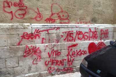 Bari Vecchia, tutti i monumenti marchiati dai vandali: foto