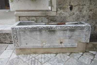 Castello Svevo, c'� un tesoro medioevale abbandonato nel cortile