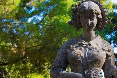 Fanciulle, putti e levrieri: nei giardini delle ville baresi vive il ricordo della ditta De Filippis