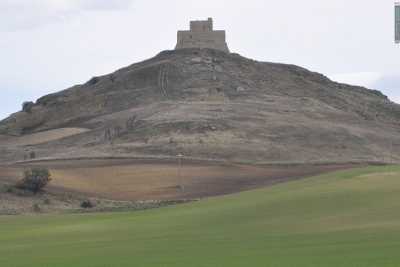 L'isolato e muto castello di Monteserico, che domina da secoli la valle del Bradano