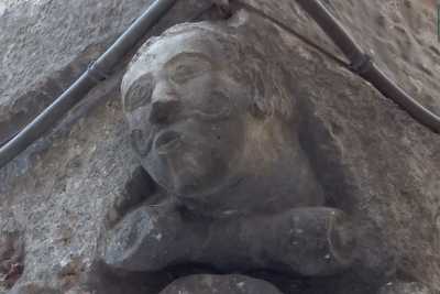 Modugno, quel mascherone che fa la linguaccia: ''nobile'' vendetta di 300 anni fa