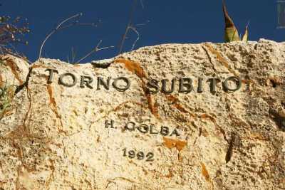 Polignano, ''torno subito'': quella scritta misteriosa incastonata a Cala Paura