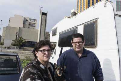 Di fronte a Pane e Pomodoro c'� un camper: ci vive una coppia di baresi, da 2 anni
