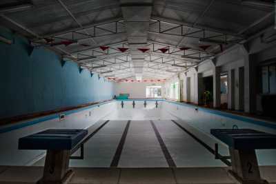 Una vasca vuota profonda 3 metri e mezzo: � ci� che resta della storica "Acquaviva Nuoto"