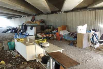 Bari, c'� una casa nascosta sotto il ponte di via Caldarola