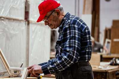La storia di Gaspare, 85enne falegname barese: �Continuo a lavorare il legno con le mie mani�