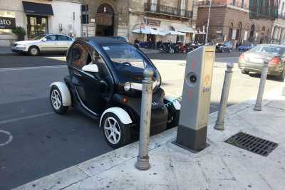 Bari, flop dell'auto elettrica: 25 colonnine per la ricarica inutilizzate