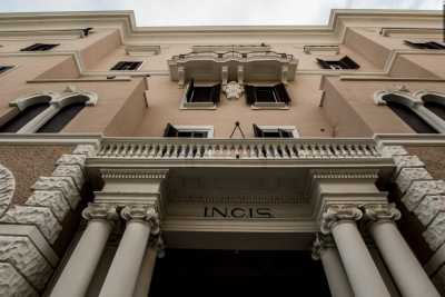 Dagli anni 30 si stagliano sul lungomare di Bari: sono i monumentali complessi "Incis"