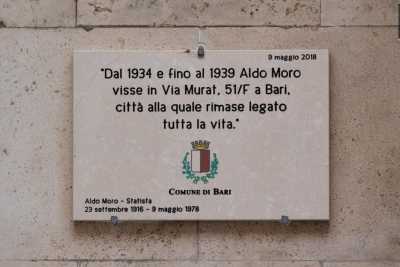 Bari, �Aldo Moro non visse l�: la targa in onore del politico messa nel posto sbagliato