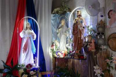 A Bari c'� una cappella nascosta: quella in cui prega Nino, l'uomo che parla con Ges�