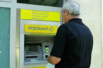  Manca la luce, Postamat bloccato: resta ore in attesa dei soldi incastrati
