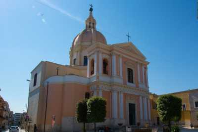 A Giovinazzo c'� una "piccola San Pietro": il cupolone rosa di Sant'Agostino 