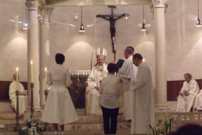 Abito e fede nuziale: due vergini si sposano. Con Ges�