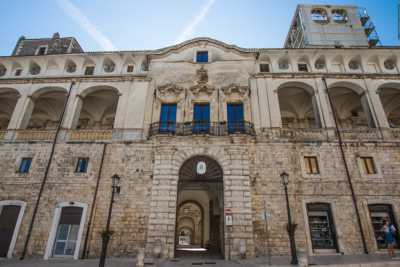 Chiese, palazzi e torri: alla scoperta della suggestiva piazza dei Martiri di Acquaviva