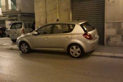 Molfetta, comizio della Finocchiaro: l'auto blu parcheggia sul marciapiede