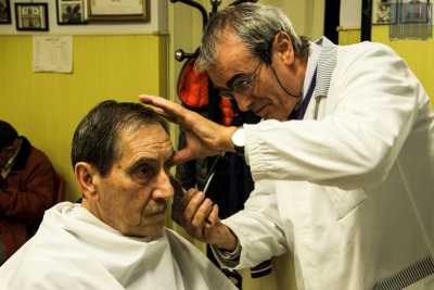 I barbieri vecchio stampo rimasti a Bari: �Da noi niente sopracciglia e creste colorate�