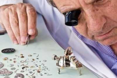 Il mestiere dell'orologiaio, stretto nella morsa di gioiellerie e cellulari