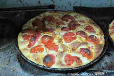 Dal forno girevole allo zucchero nell'impasto: tutti i segreti della focaccia barese