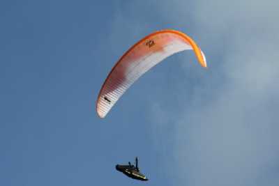 Il parapendio in Puglia, lanciarsi da un'altura di 300 metri e poi...volare 