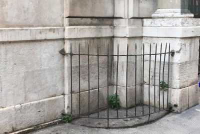Recinzioni e coni di malta agli angoli di antichi palazzi: barriere antiladro o antipip�?