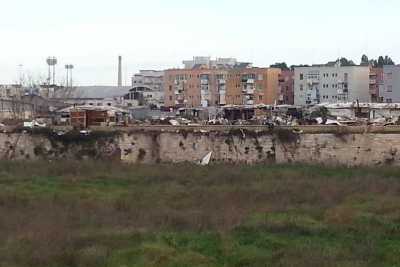 Bari, il campo rom del canalone: tra case di cartone, roulotte e rifiuti