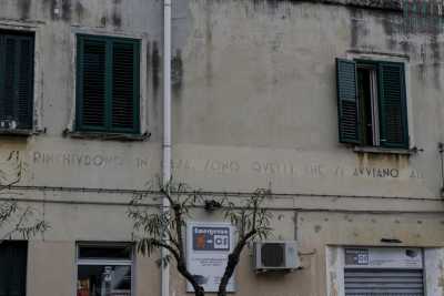 Quando i muri parlano: su una casa di Bari resiste una scritta del Ventennio fascista