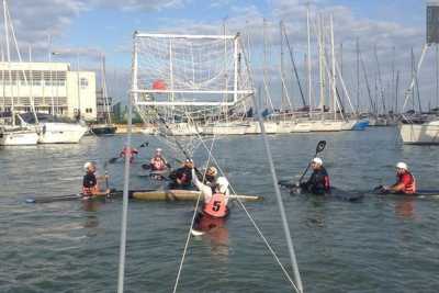 Gol e pagaiate, � la "canoa polo": quando la pallanuoto incontra il kayak