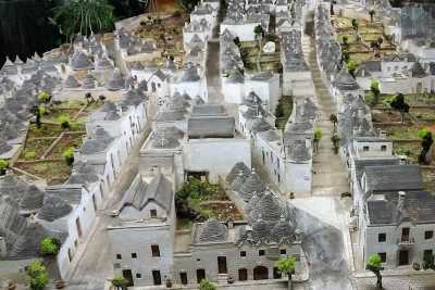 Alberobello, l'arte dei trulli in miniatura: �Ma la concorrenza cinese � spietata�