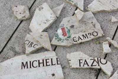 A pezzi la targa commemorativa di Michele Fazio, 15enne ucciso dai clan 