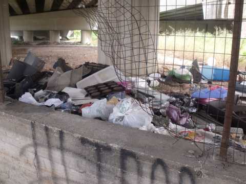 Japigia, discarica di televisori sotto il ponte. Ma mica  facile smaltirli