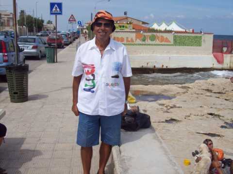 Santo Spirito: ecco Carlo, il 70enne che ogni giorno balla in spiaggia. Video