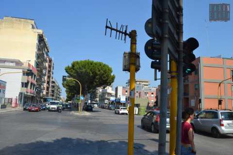 Bari: un'antenna nel bel mezzo della strada, ma nessuno sa a cosa serve