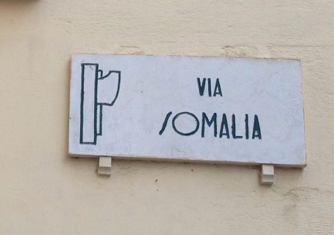 Restaurato il fascio sulla targa di via Somalia. E' opportuno?