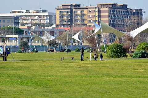 Le due facce di Parco Perotti: di giorno le giostre, di sera le prostitute