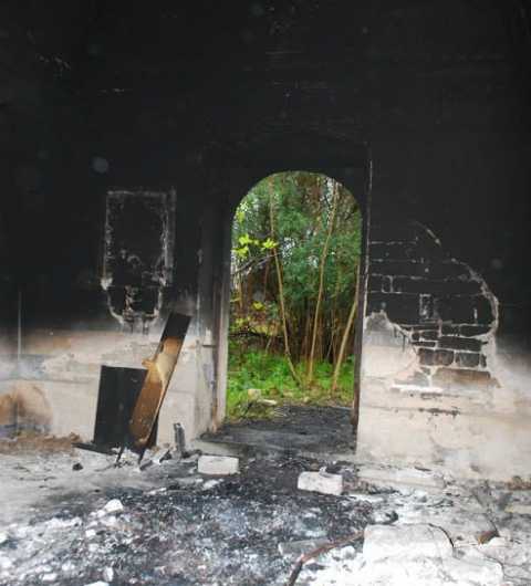 Bruciata la chiesa di San Giorgio Martire: muri neri, affresco cancellato