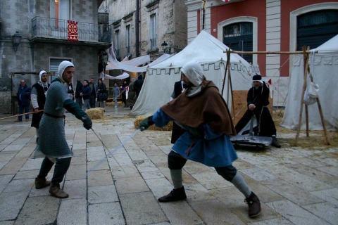 Spade, elmi e scudi, � la ''scherma storica'': �Ma si duella con armi vere�