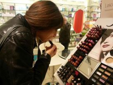 L'arte di truccarsi di nascosto in profumeria: �Cos� siamo pronte per uscire�