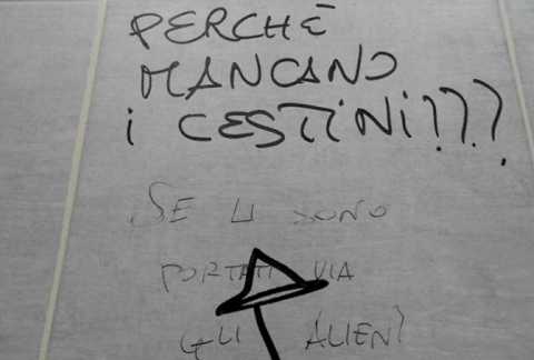 Pensieri, citazioni e annunci: i muri dei bagni pubblici come Facebook
