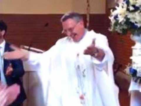 Don Maggioni, il prete che canta e balla durante la messa: E' solo un messaggio di gioia