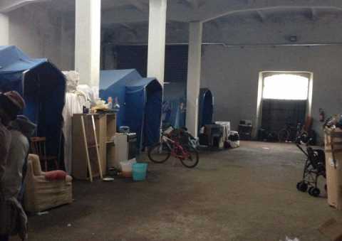Bari, i rifugiati dell'ex-Set: Nelle tende  dura vivere con il freddo