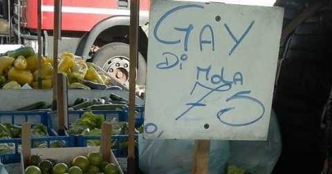 Mercato di Giovinazzo, sul bancone i finocchi in vendita come ''gay''