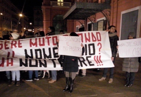 Teatro Petruzzelli, proteste e preghiere contro lo spettacolo su Ges�