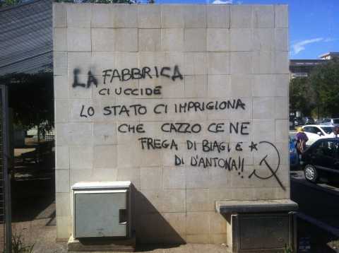 Bari, frase che inneggia al terrorismo scritta su un muro della citt