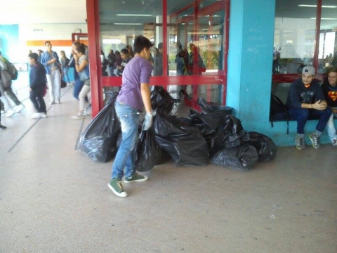 Liceo Marco Polo: �Se non pulite la scuola, vi tolgo la ricreazione�. E' guerra tra preside e studenti