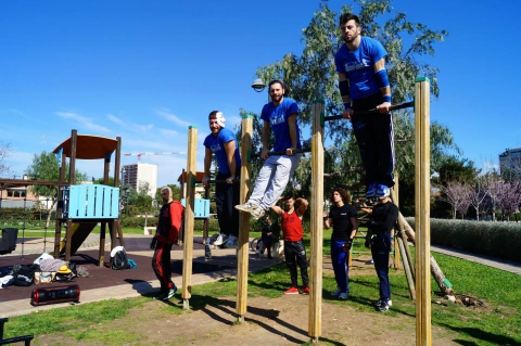 I ''Baristhenics'': 30 ragazzi che volteggiano su tubi, pali e muri della citt�